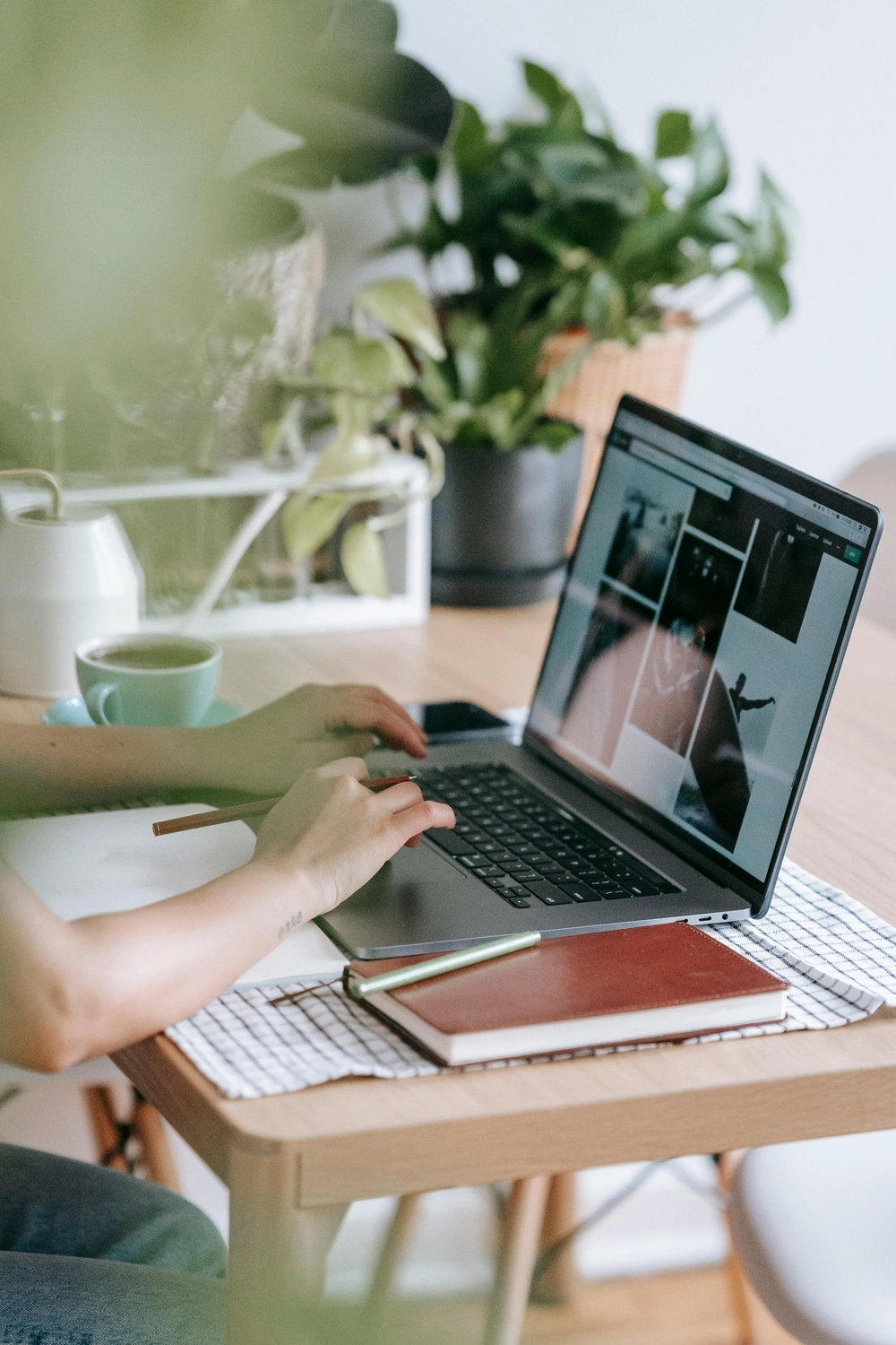 Textatelier Frensel – Schriftstellerin – Frau benutzt Laptop